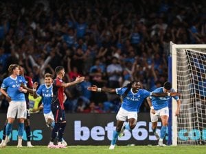 Anguissa fa esplodere il Maradona, il Napoli batte il Cagliari al 95&#8242;. A Pisa la Roma sorride con Soule