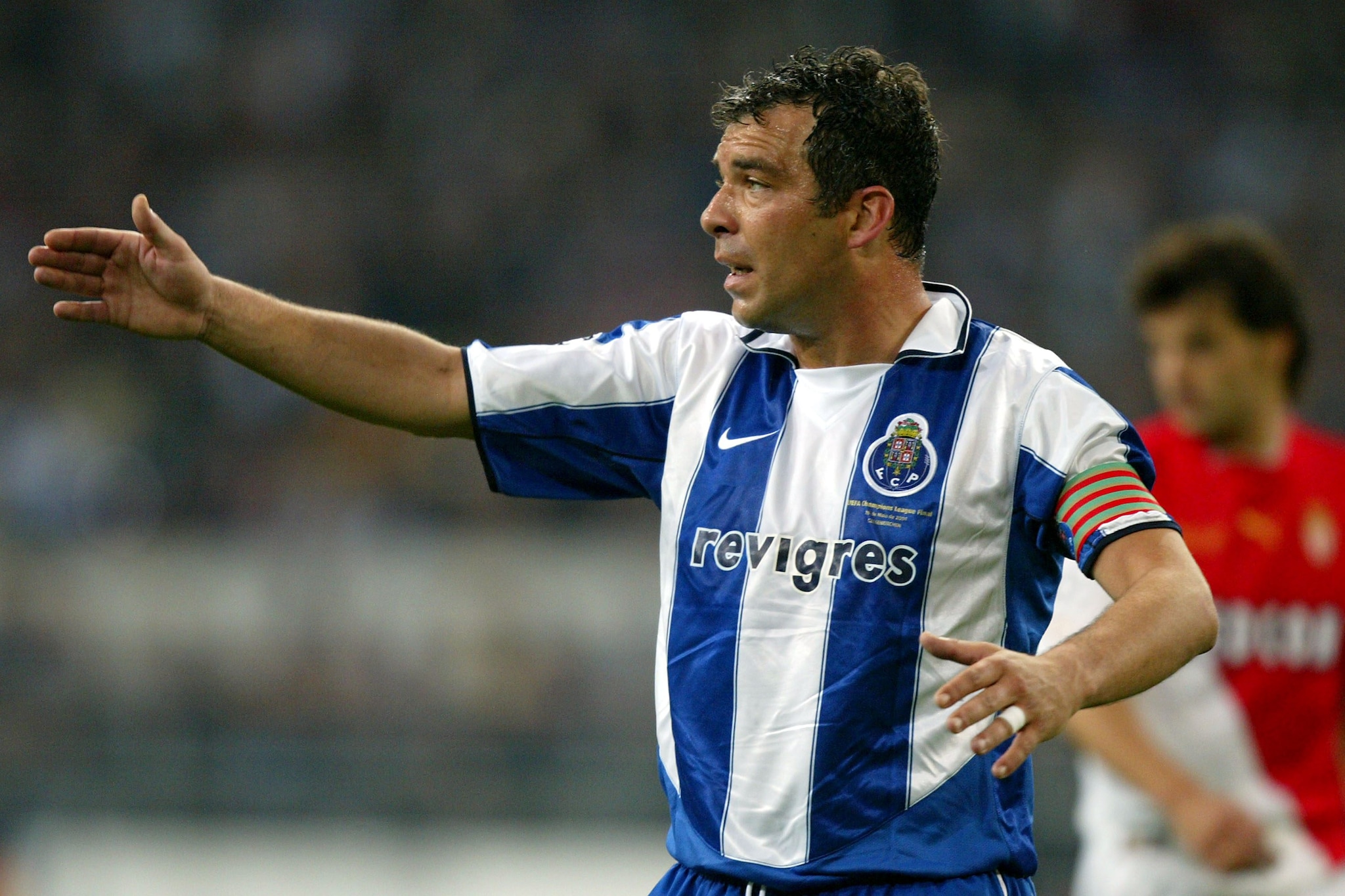 Jorge Costa da calciatore durante la finale di Champions del Porto contro il Monaco.