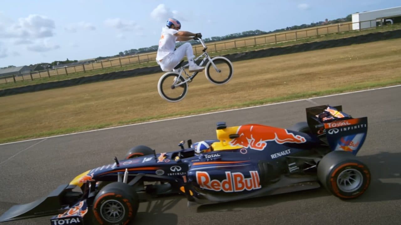 David Coulthard lanciato su una vettura di Formula 1, arriva una BMX e la salta: mai successo prima