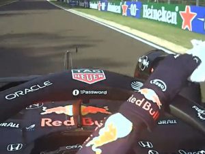 Verstappen lancia un asciugamano in pista durante le libere in Ungheria: era dentro la sua Red Bull