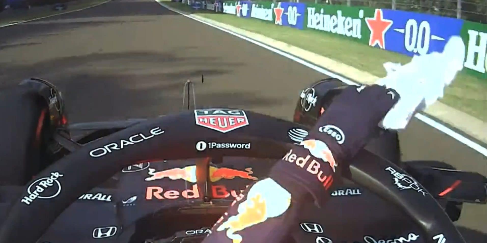 Verstappen lancia un asciugamano in pista durante le libere in Ungheria: era dentro la sua Red Bull
