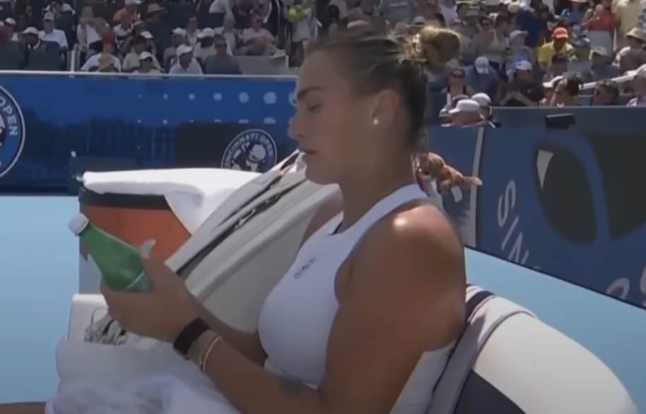 Sabalenka rimuove l’etichetta dalla bottiglia