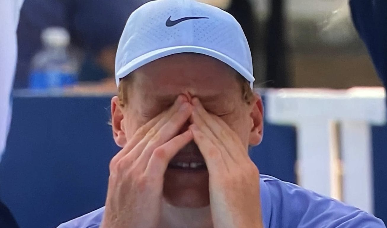 Sinner shock, si ritira in finale contro Alcaraz: “Mi sento troppo male. Non riesco a muovermi”