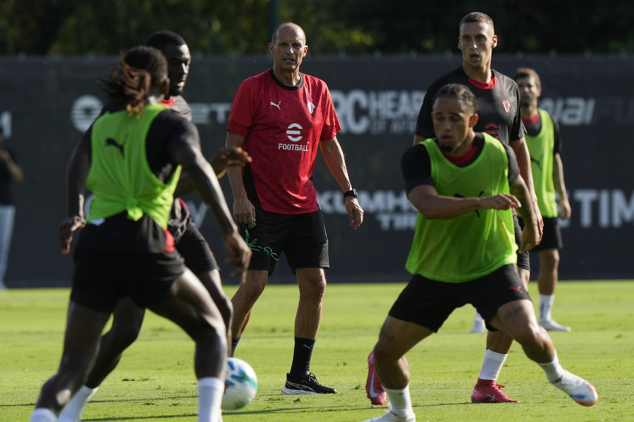 Allegri in allenamento con il suo Milan.