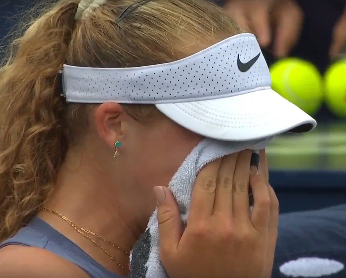 La tennista russa piange dopo aver perso il primo set contro la Kessler