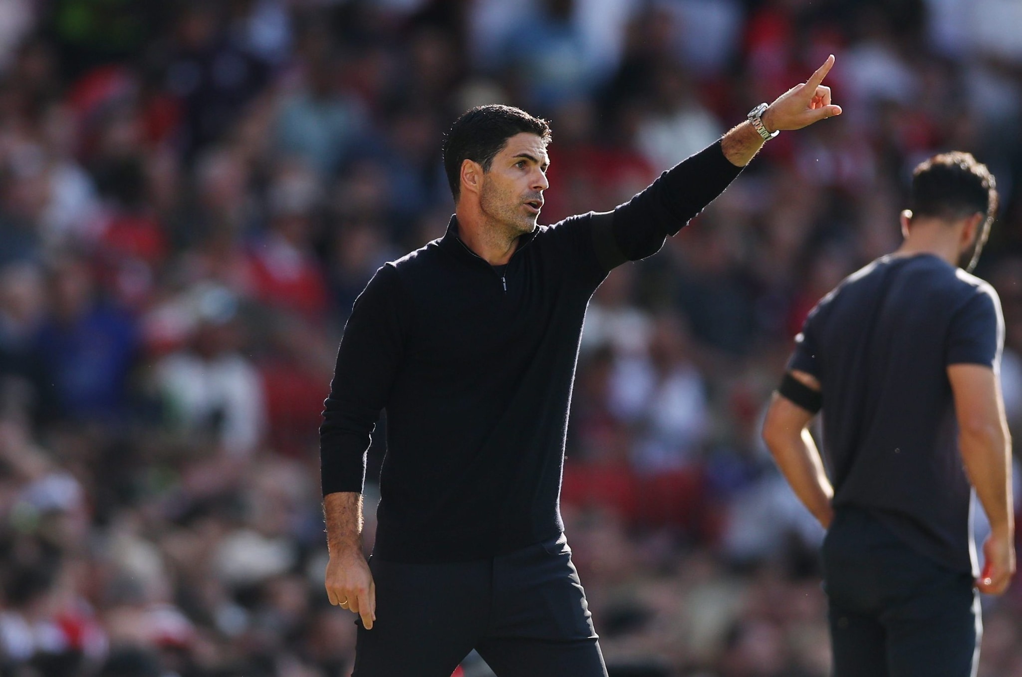 Mikel Arteta dà istruzioni ai calciatori dell’Arsenal durante il match vinto col Manchester United