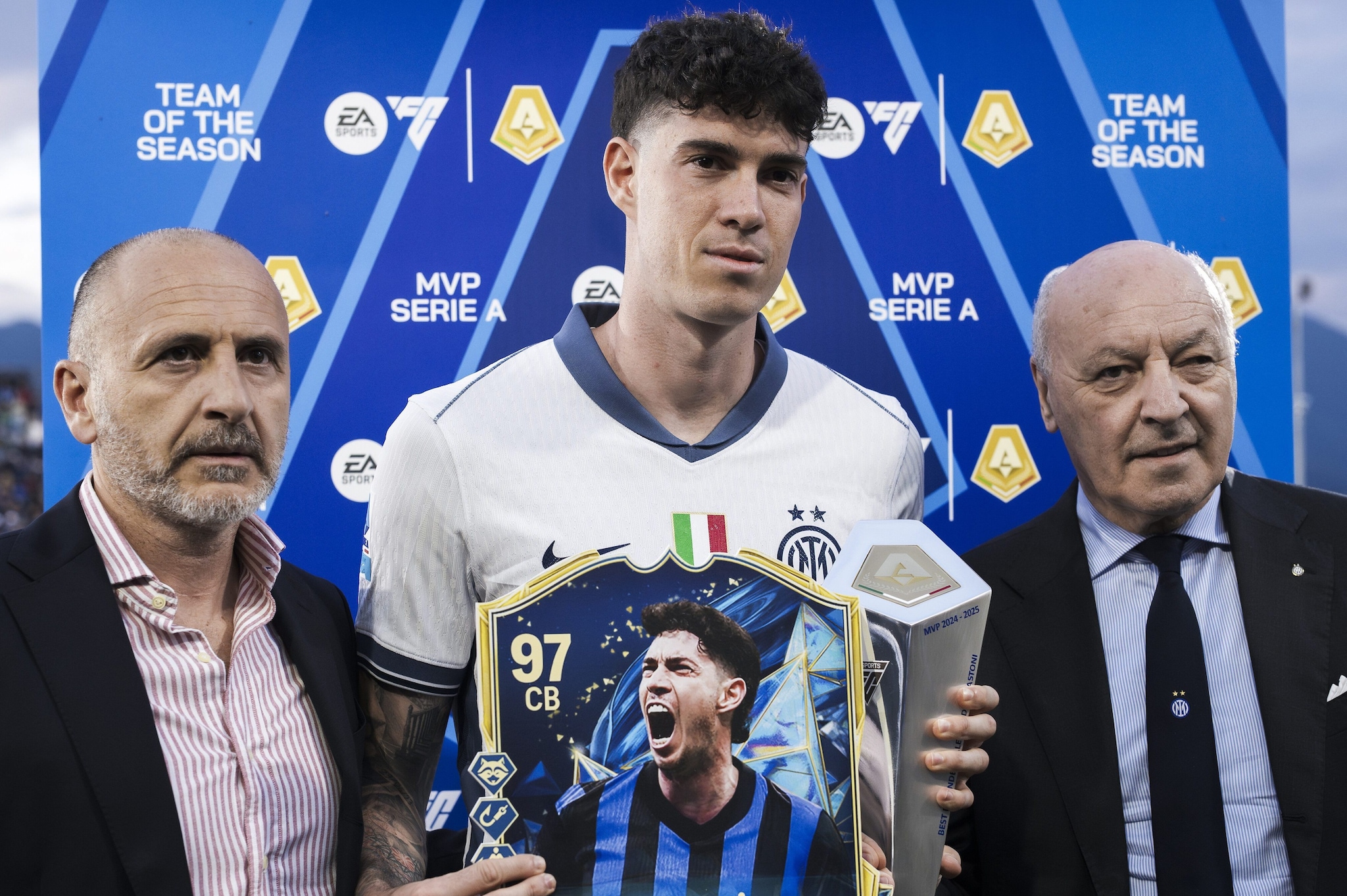 Piero Ausilio con Beppe Marotta e Alessandro Bastoni, nominato miglior difensore dello scorso campionato
