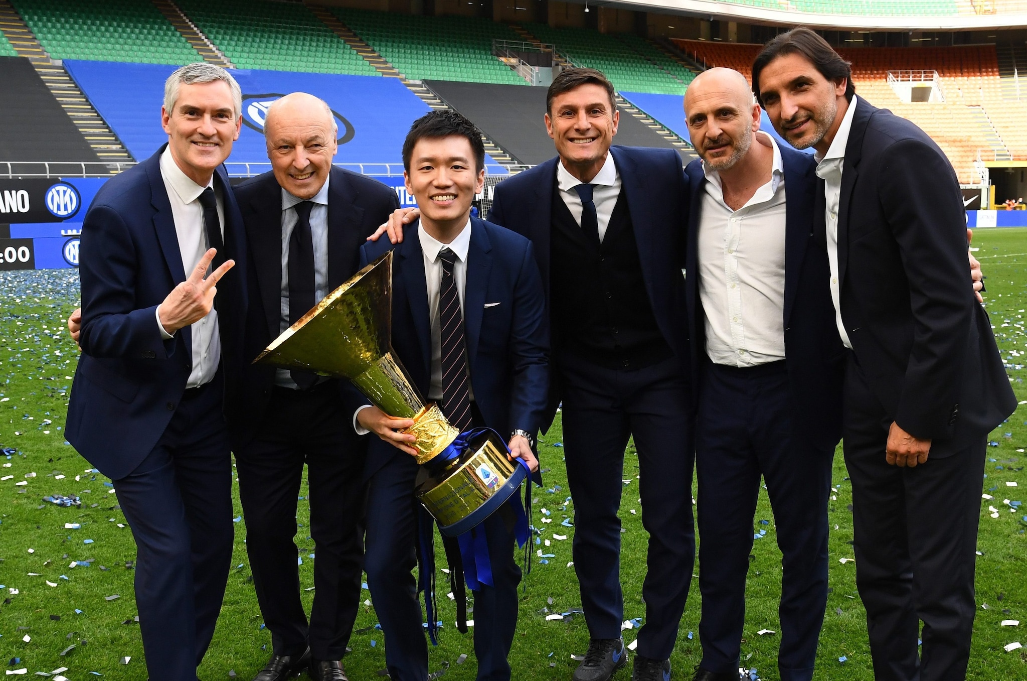 Ausilio festeggia con la dirigenza dell’Inter, allora di proprietà della famiglia Zhang, lo Scudetto del 2021