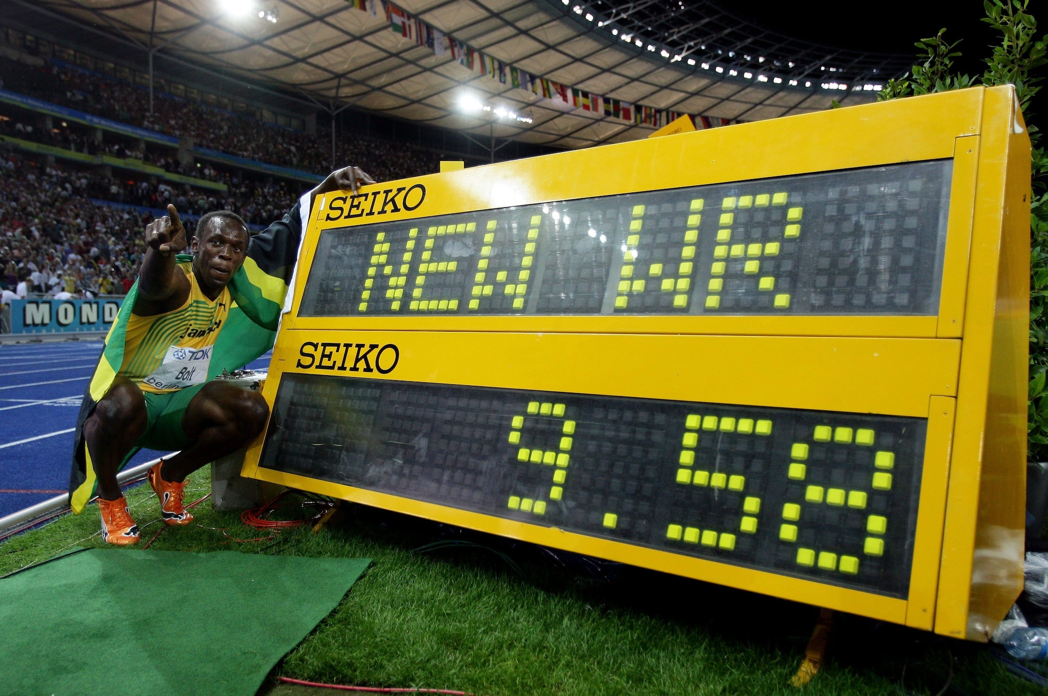 Usain Bolt col tabellone che mostra il suo record del mondo sui 100 metri a Berlino nel 2009