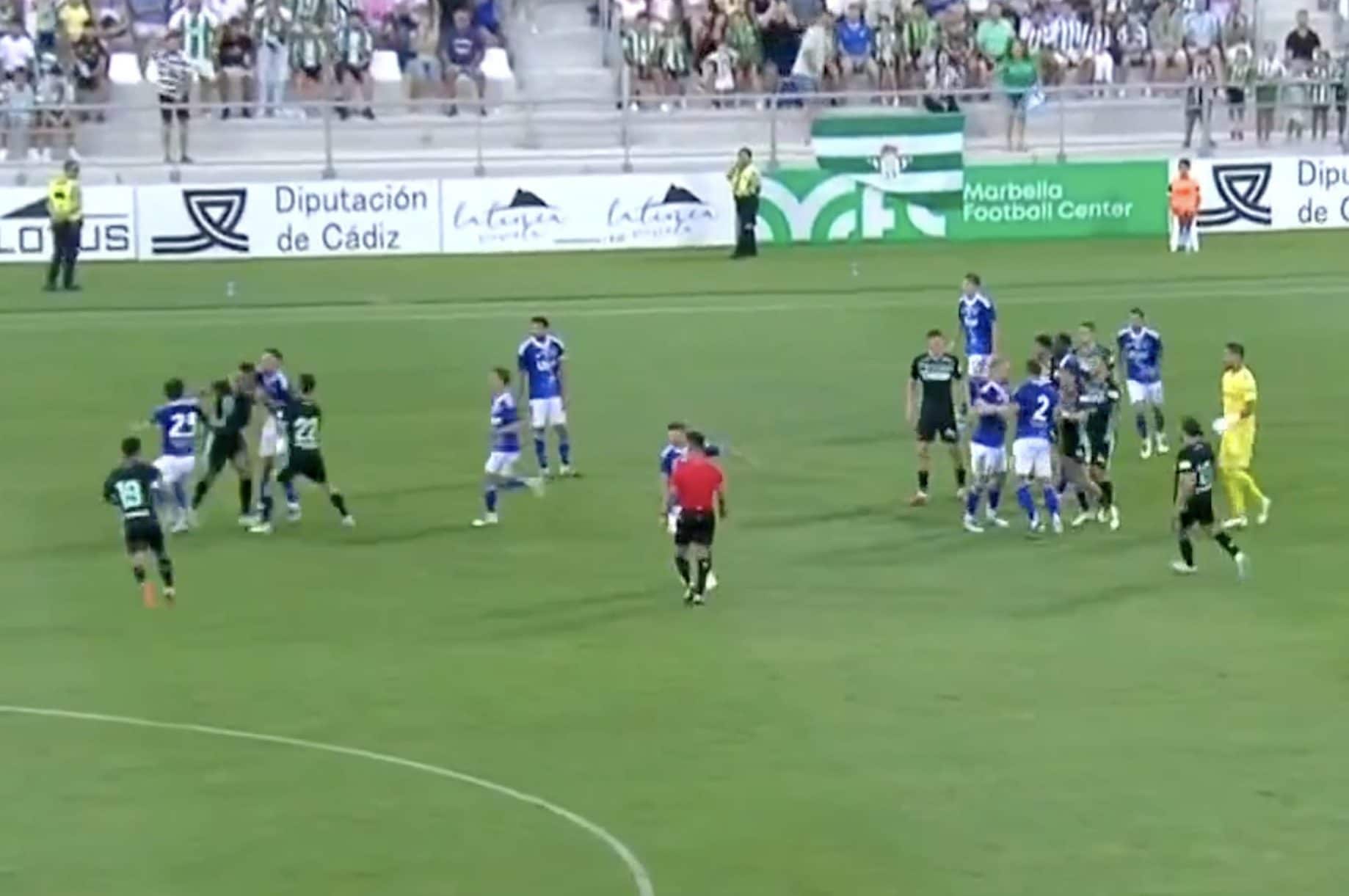 Scoppia una rissa durante l'amichevole Betis-Como: pugni e schiaffi tra i giocatori, due espulsi