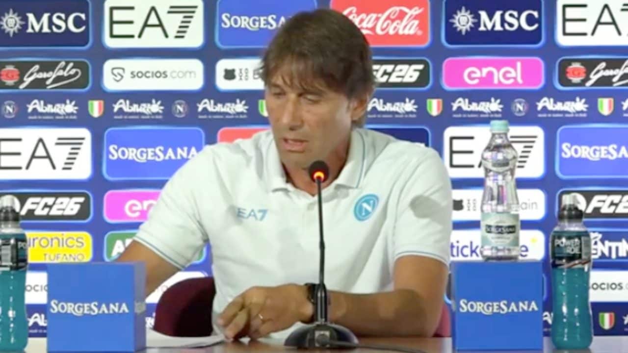 Conte legge un foglio in conferenza, fa nomi di calciatori: "Chi vuole stare a Napoli, bene. Altrimenti grazie di tutto"
