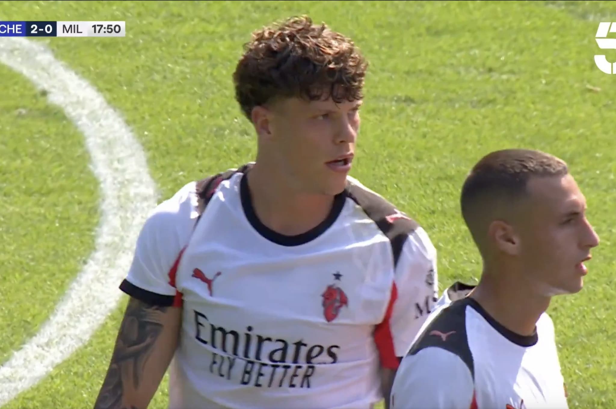 Disastro Coubis contro il Chelsea, autogol ed espulsione in 18 minuti: il Milan affonda a Londra