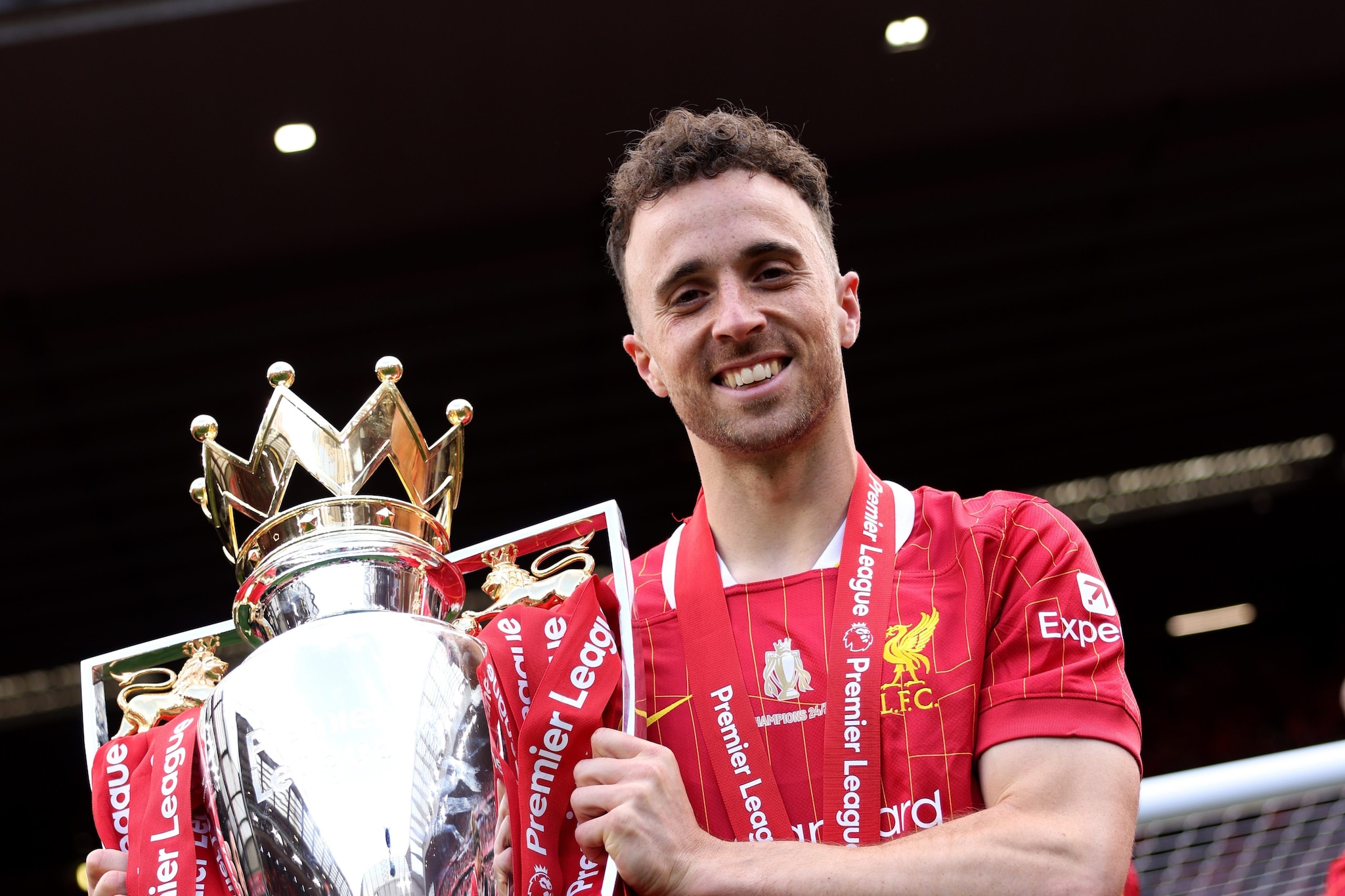 Diogo Jota col trofeo della Premier League vinta col Liverpool lo scorso maggio