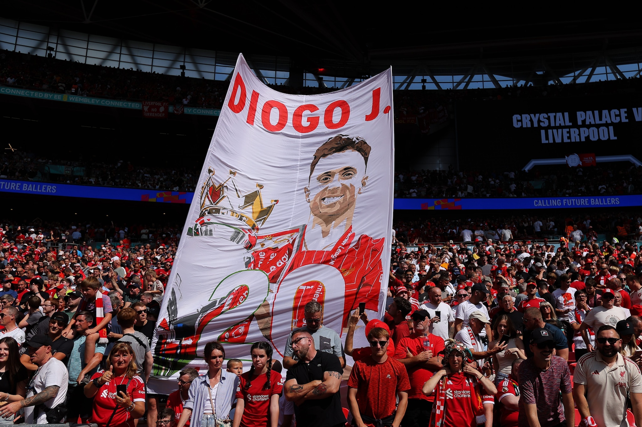 I tifosi del Liverpool rendono omaggio a Diogo Jota in occasione del Community Shield col Crystal Palace