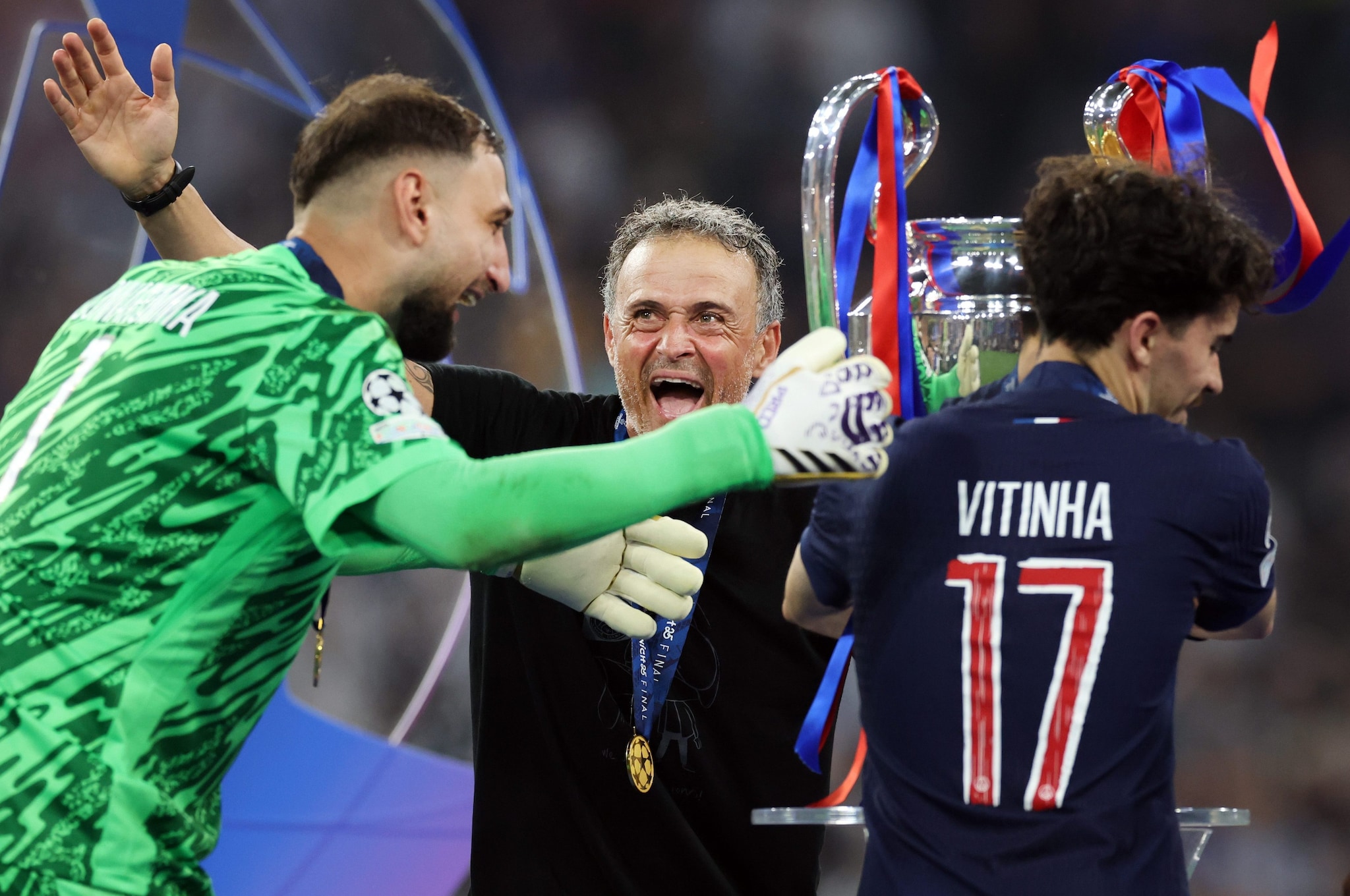 Luis Enrique e Gigio Donnarumma ebbri di gioia dopo la vittoria del PSG in Champions League: sembrano passati secoli, era l’altro ieri