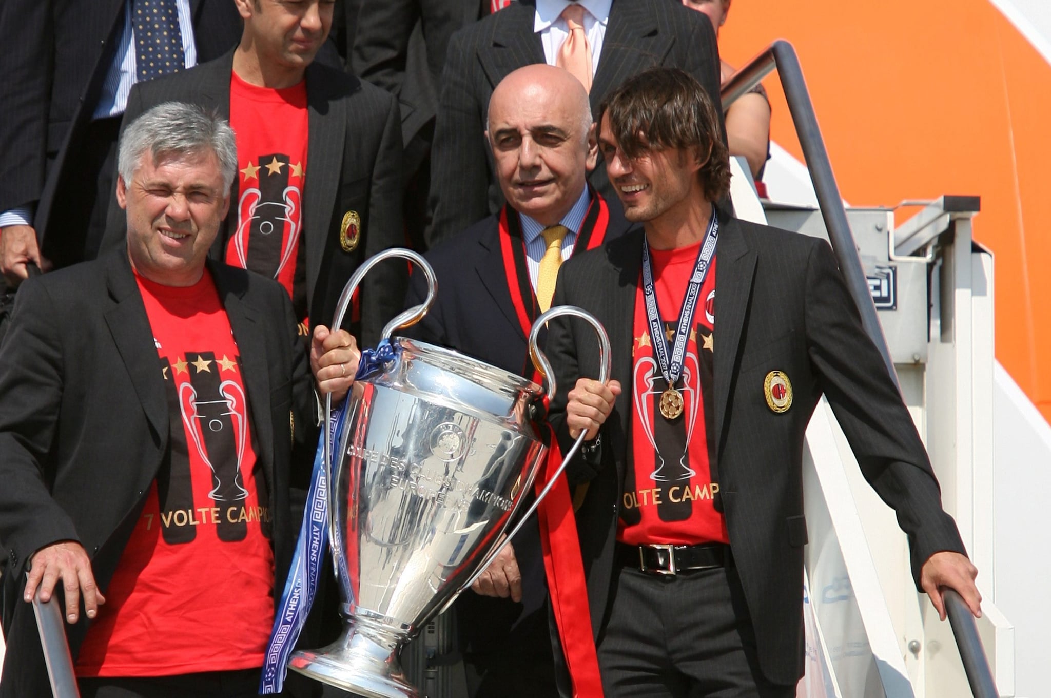 Adriano Galliani nel 2007 con la Champions League vinta dal Milan: con lui Ancelotti e Maldini