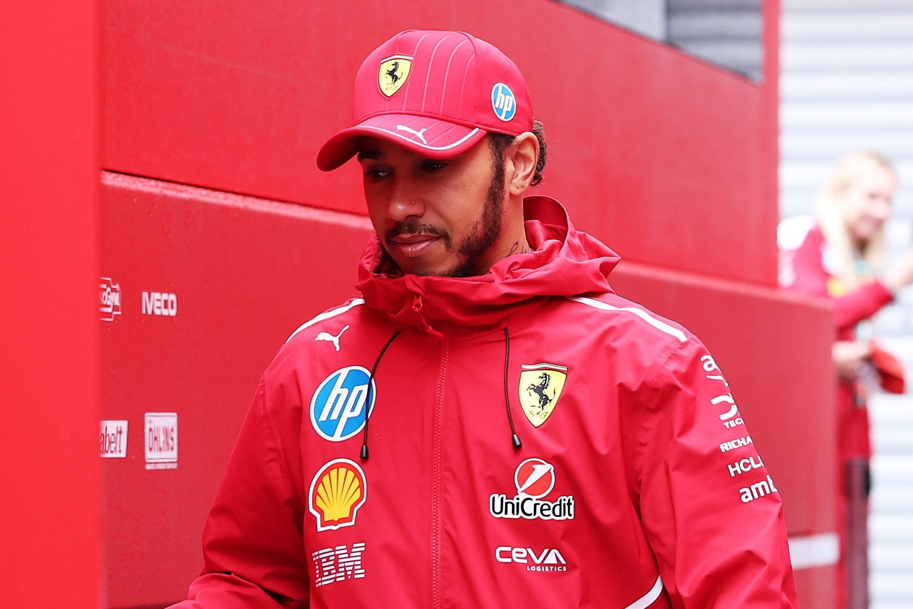 Lewis Hamilton pensoso in Ferrari: una scena abituale quest’anno