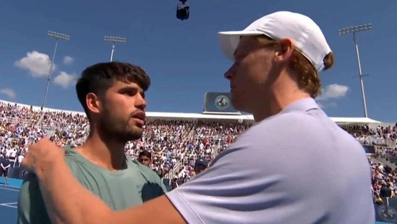 Alcaraz turbato dal ritiro di Sinner si ferma durante l'intervista del vincitore: "Non so cosa dire"