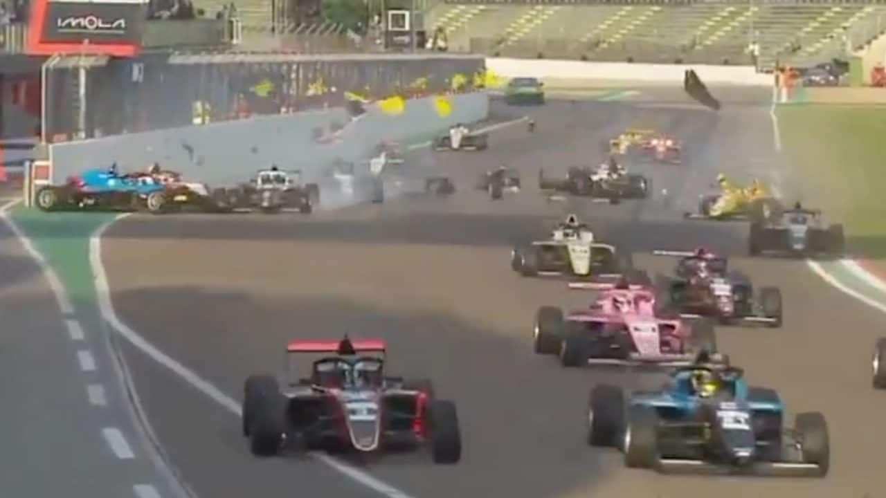 A Imola si materializza l'inferno in pista: incidente in F4 con 15 piloti coinvolti, tutti illesi