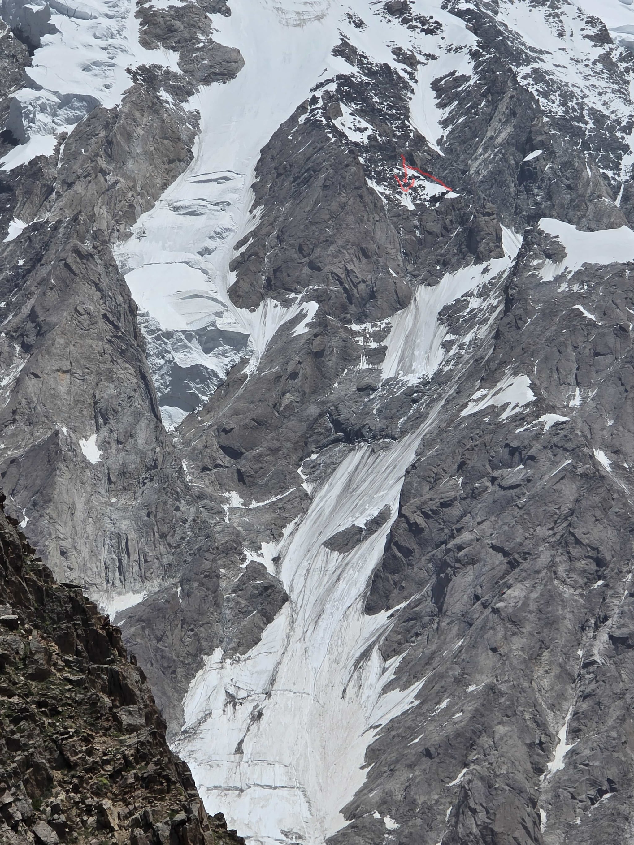 Klara Kolouchova è precipitata nel punto segnato dalla linea rossa lungo la parete del Nanga Parbat (credit: Everest Chronicle)