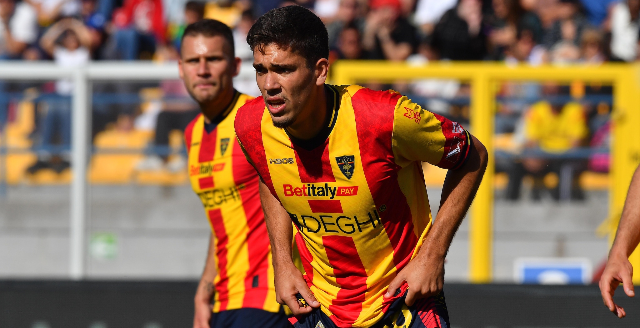 Joan Gonzalez del Lecce annuncia il ritiro a 23 anni: "Oggi è uno dei giorni più difficili della mia vita"