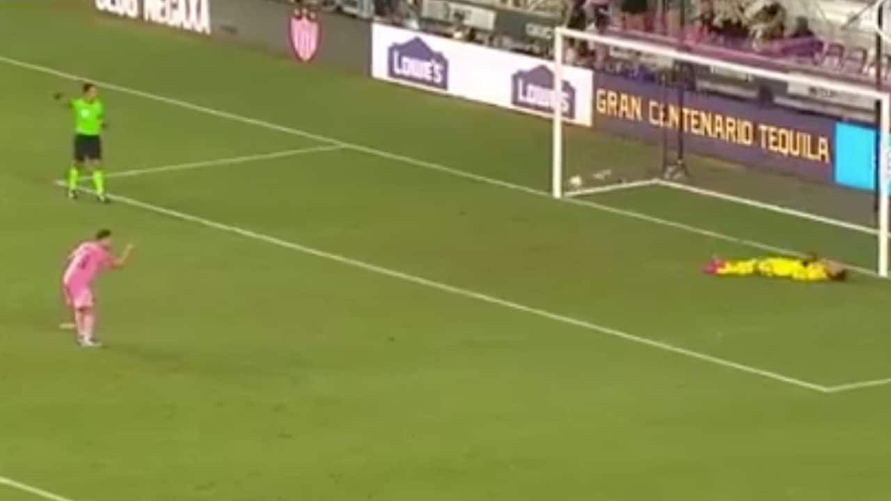 Jordi Alba si prende gioco del portiere dopo il rigore: segna e non riesce a trattenersi