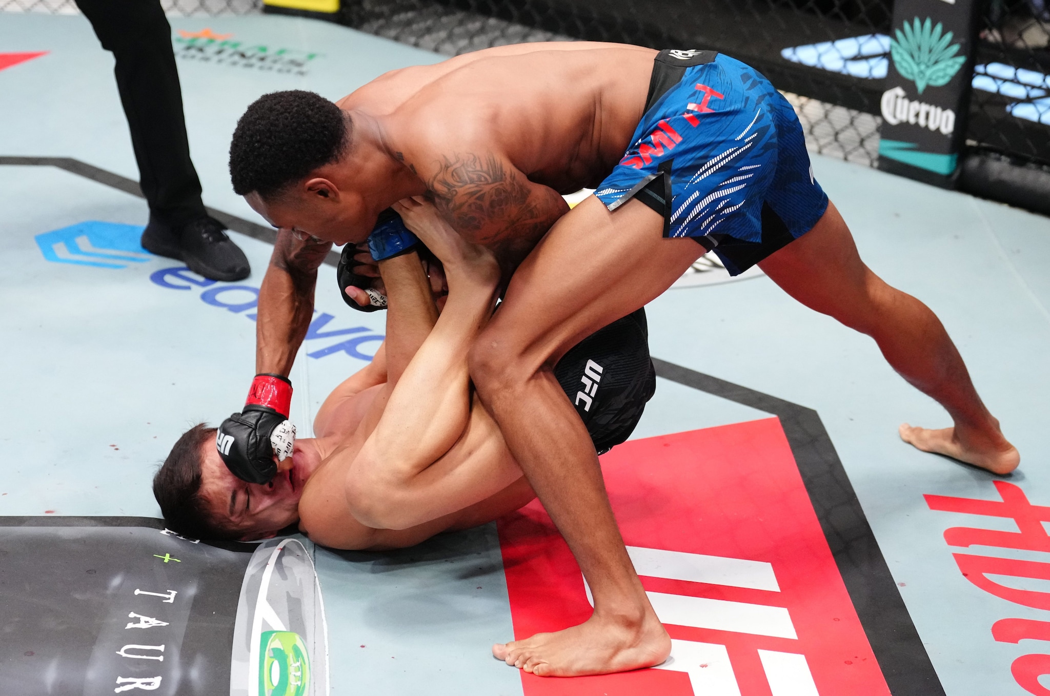 Una fase prima del KO nel combattimento di MMA tra Toshiomi Kazama e Elijah Smith