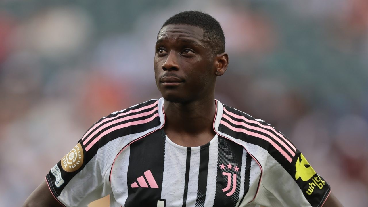 Perché il PSG è costretto a trattare con la Juve per Kolo Muani nonostante offerte più vantaggiose
