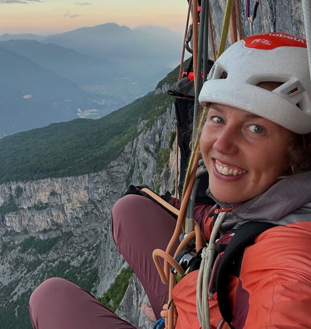 Laura Dahlmeier in una foto di giugno, sempre in montagna, la sua nuova passione di vita dopo il ritiro dal biathlon