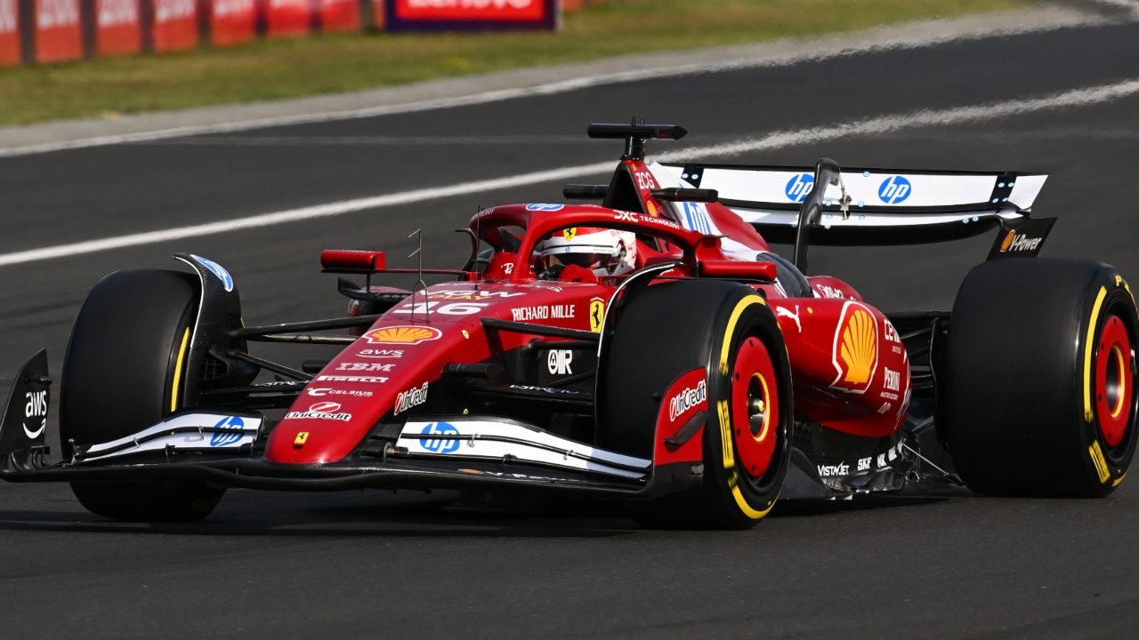 Leclerc fa una pole fantascientifica all'Hungaroring: Charles batte le McLaren, Hamilton dodicesimo