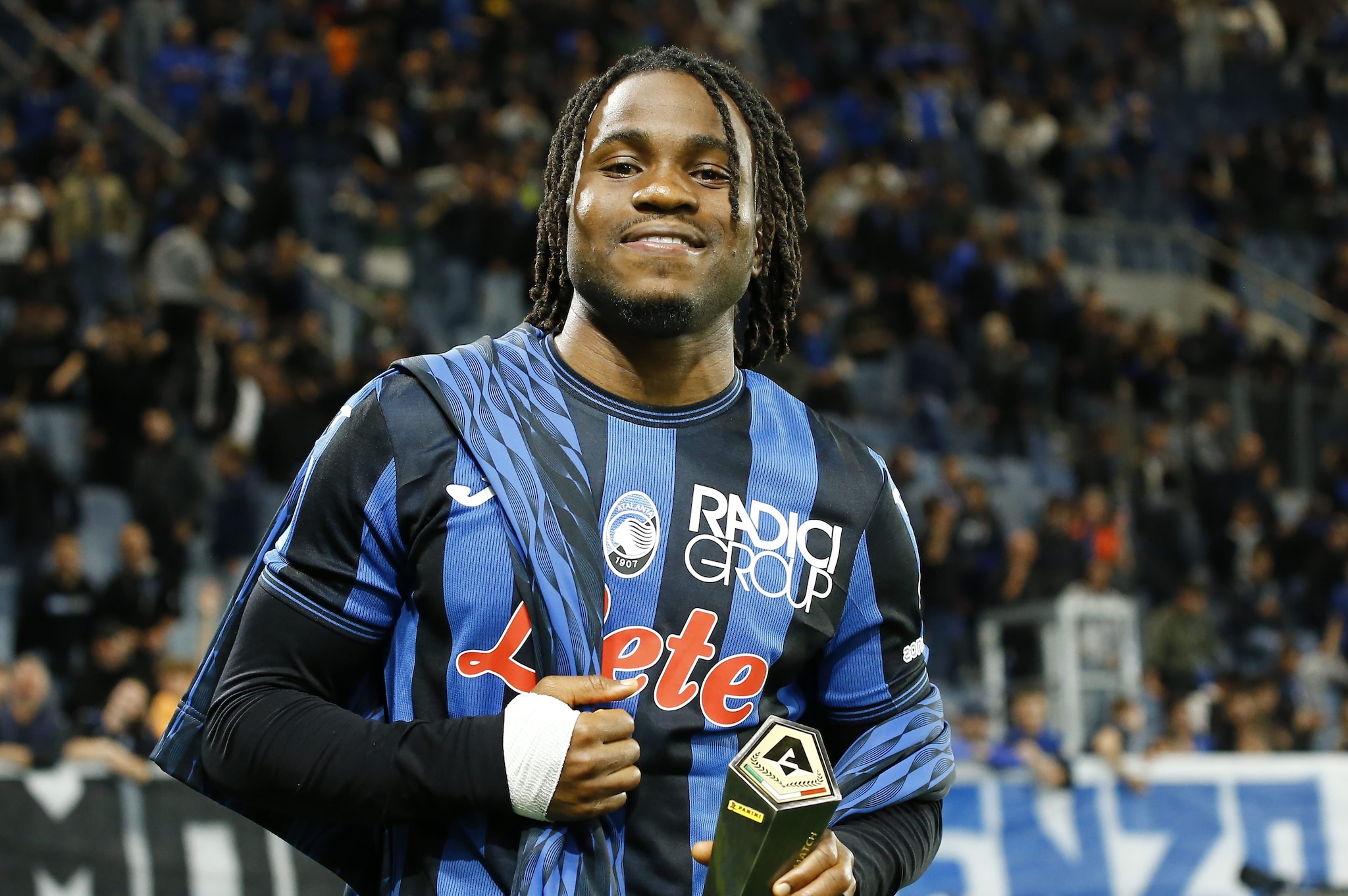 Ademola Lookman felice con la maglia dell’Atalanta: era solo lo scorso maggio