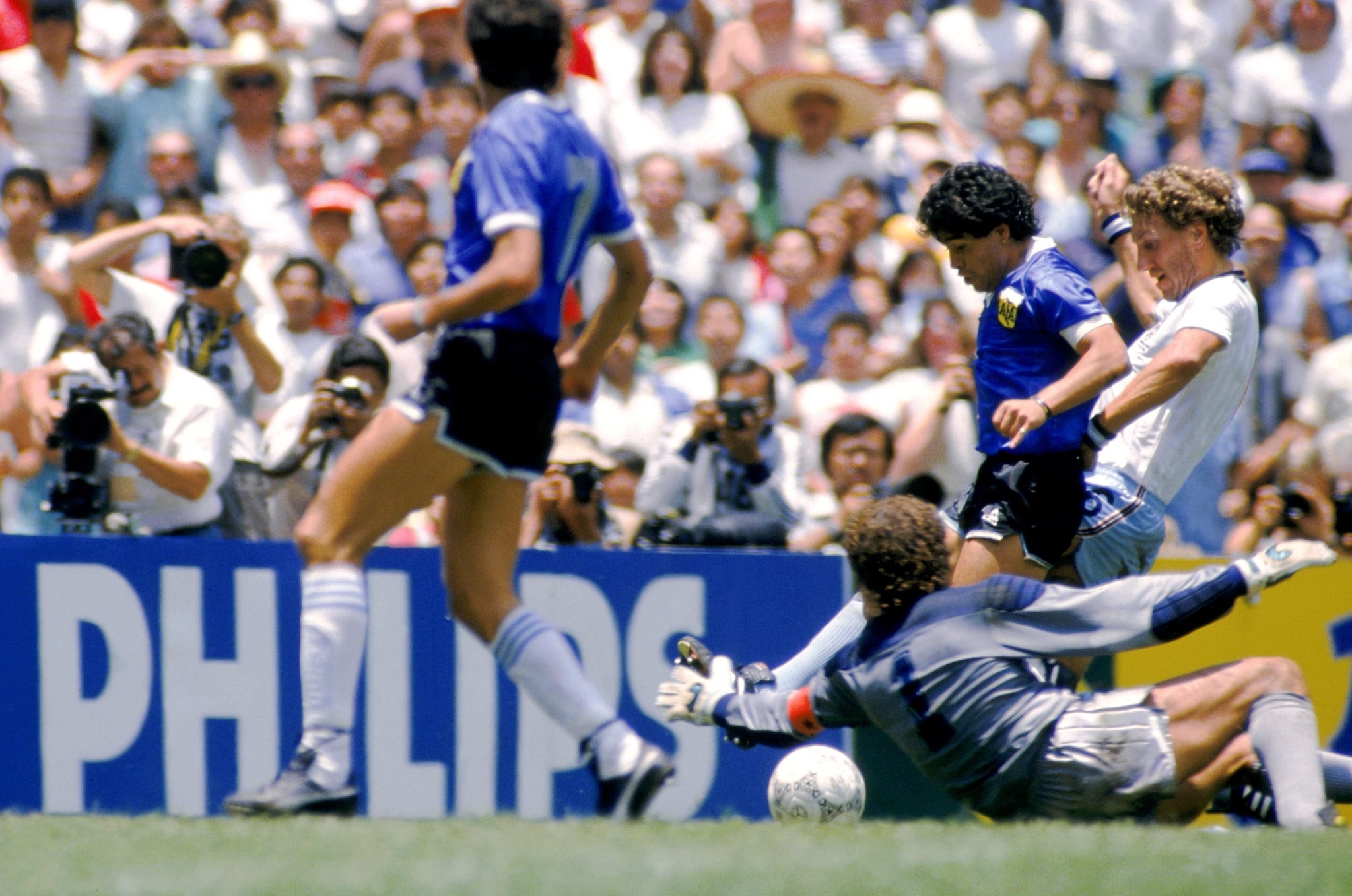 Diego Armando Maradona supera Peter Shilton segnando il gol del 2–0 dell’Argentina all’Inghilterra a Mexico ’86