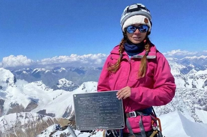 Natalia Nagovitsyna sulla vetta del Khan Tengri, con la targa commemorativa del marito morto l’anno prima