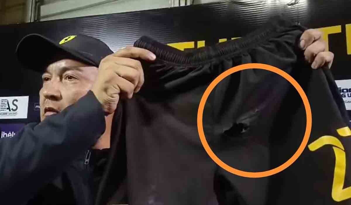 Il presidente dello Strongest mostra il buco nei pantaloncini di Juan Godoy, colpito da un razzo