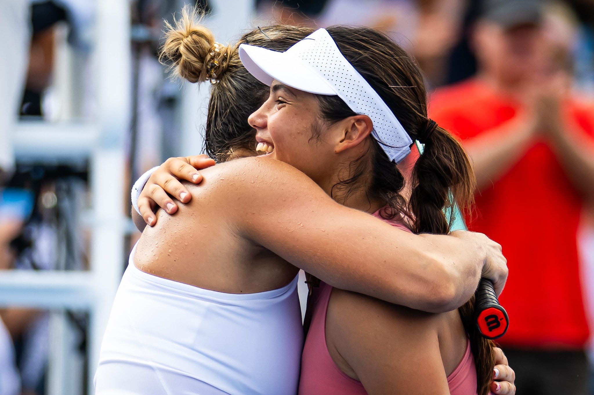 Il saluto caloroso tra Emma Raducanu e Aryna Sabalenka a Cincinnati