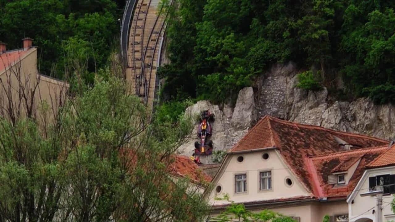 C'è una Red Bull da Formula 1 abbandonata su una parete rocciosa in un bosco, ma non è come sembra