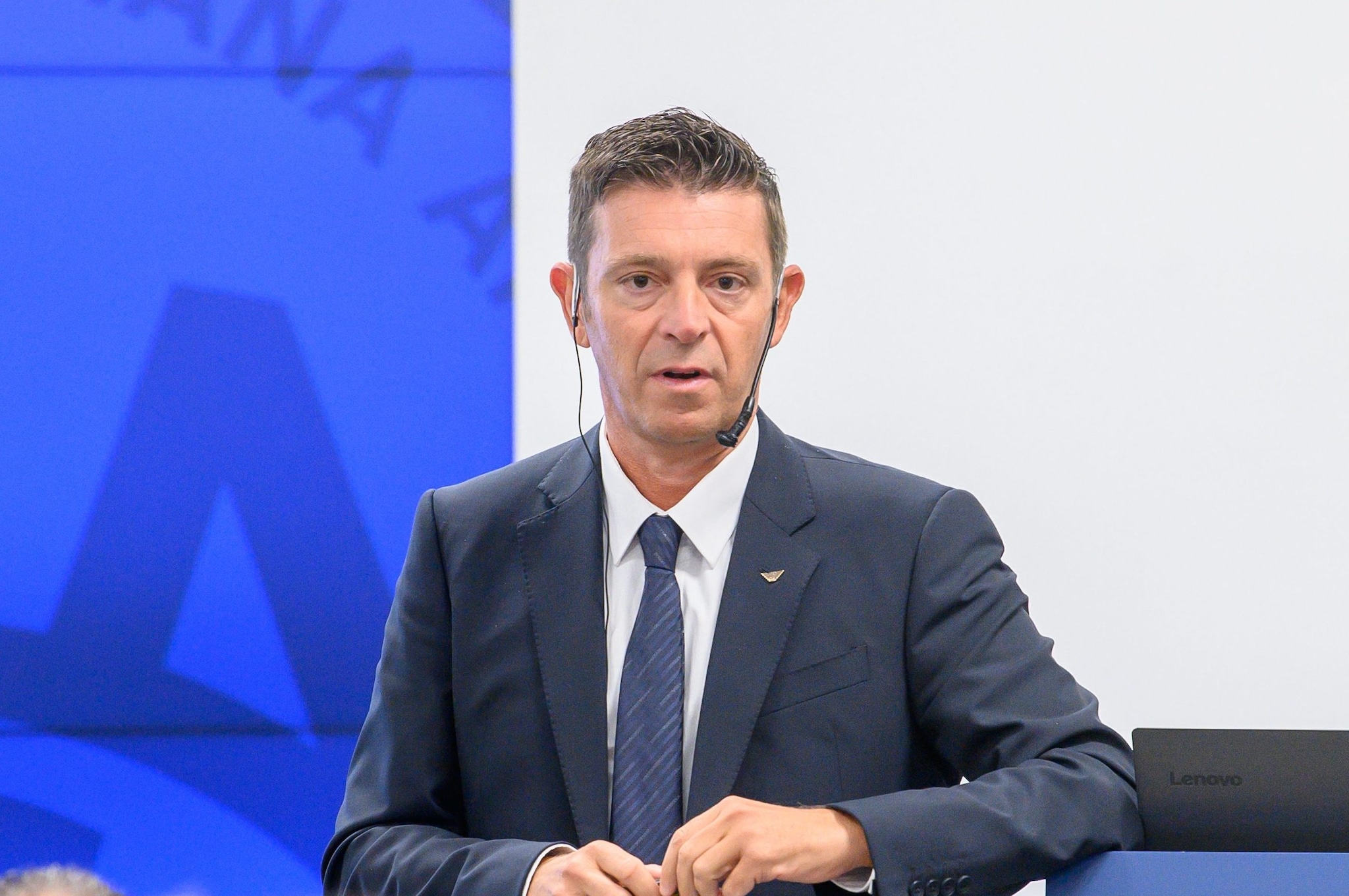 Gli arbitri spiegheranno ai tifosi le decisioni del VAR in tempo reale: arriva la svolta in Serie A