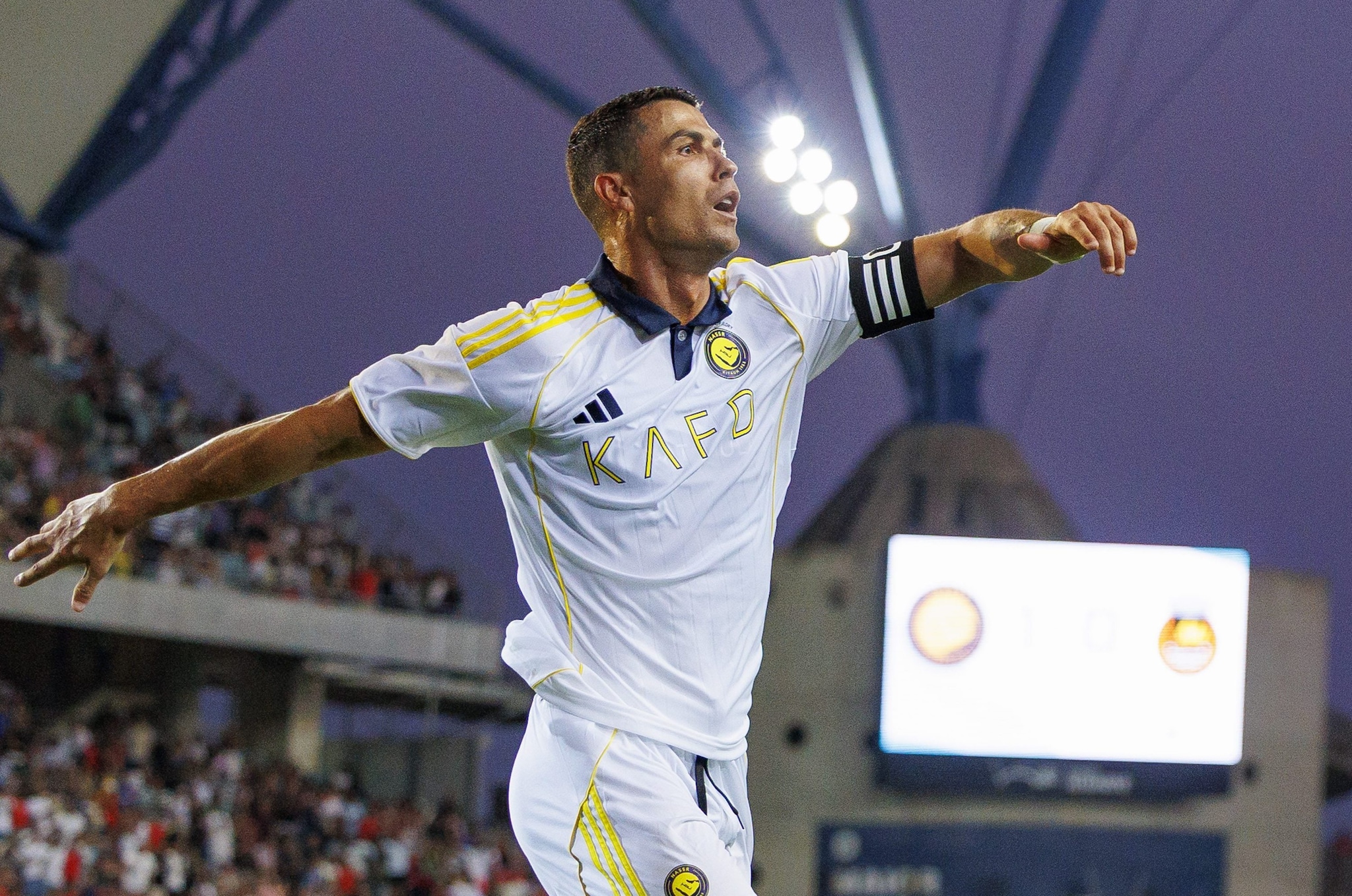 Cristiano Ronaldo festeggia uno dei suoi tre gol segnati durante Al Nassr–Rio Ave