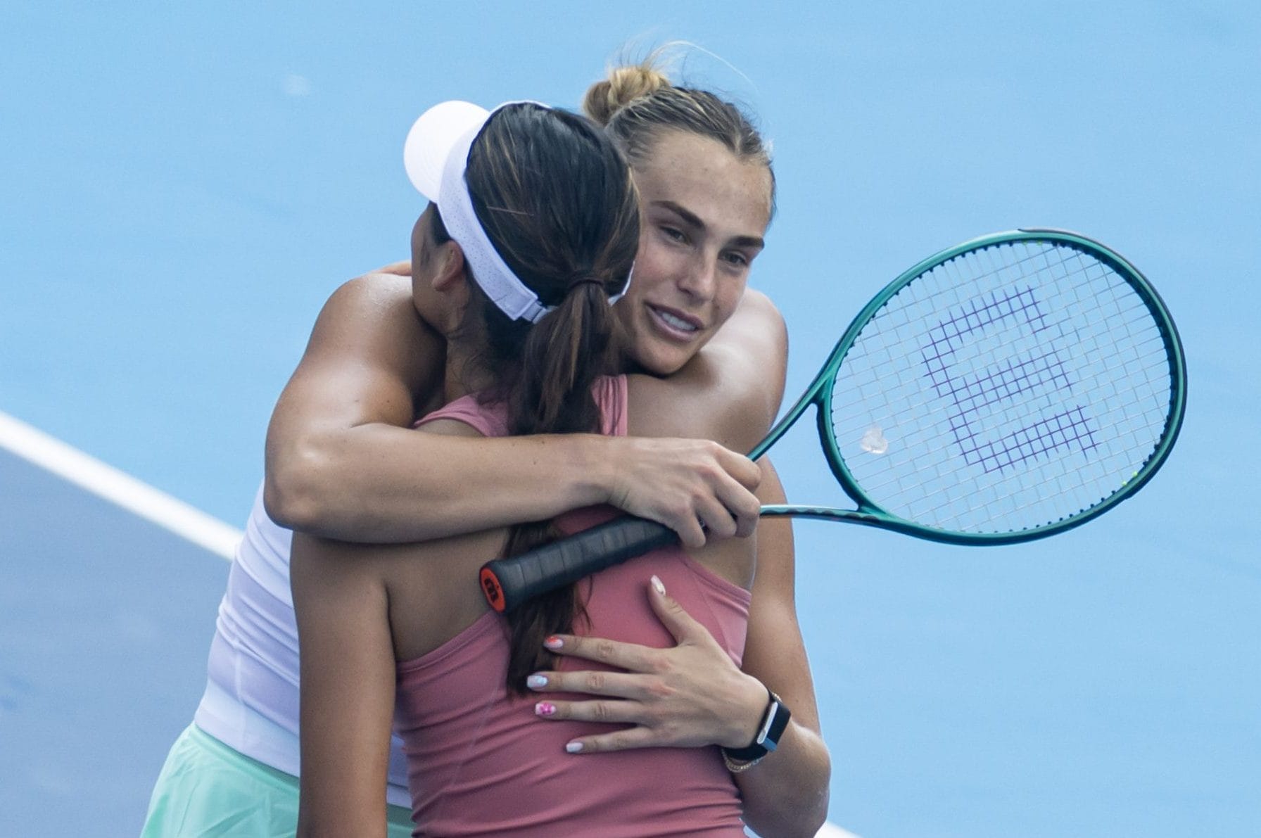 Il bell’abbraccio a fine partita tra Aryna Sabalenka ed Emma Raducanu a Cincinnati