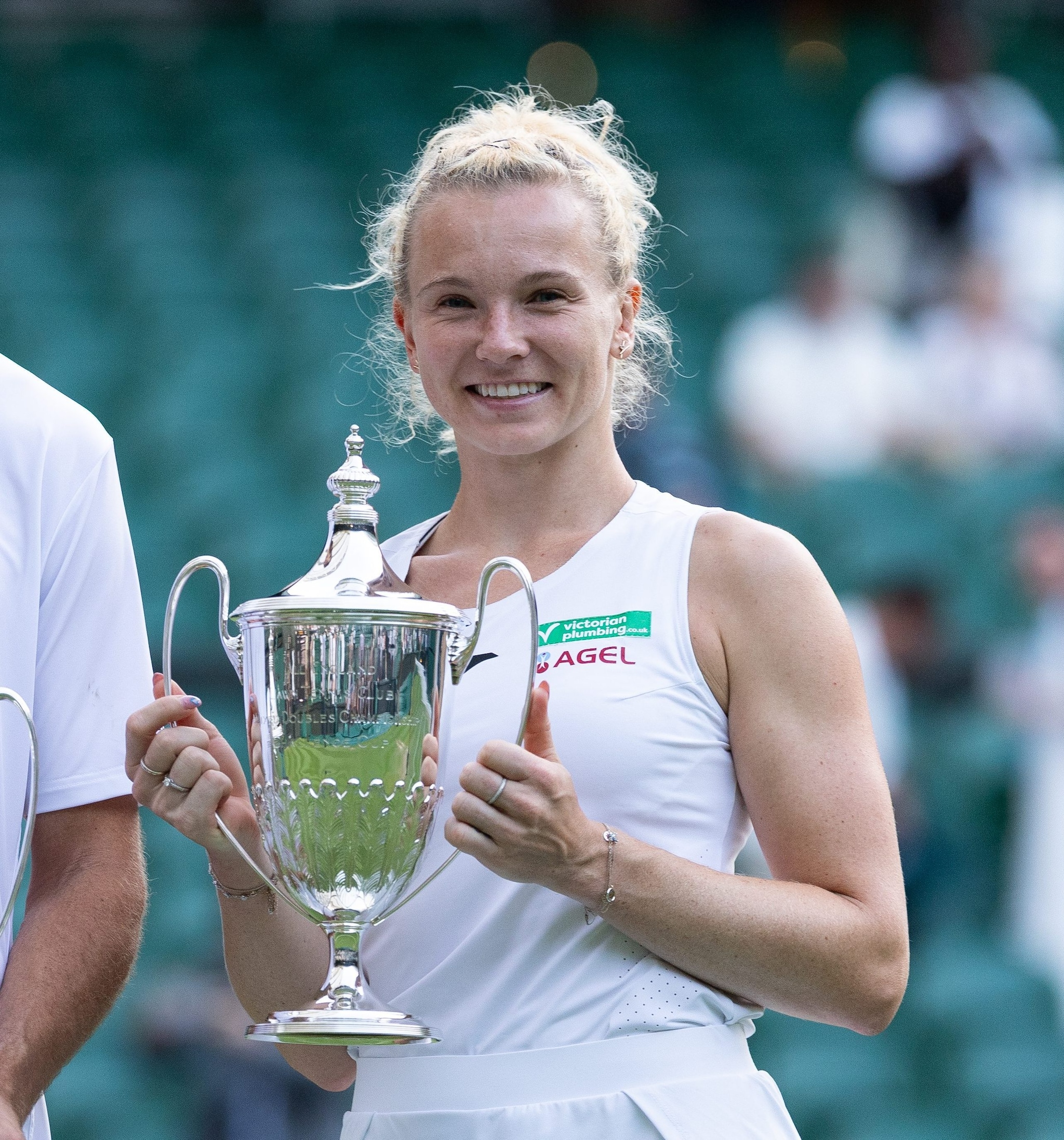 Katerina Siniakova col trofeo del doppio misto vinto quest’anno a Wimbledon