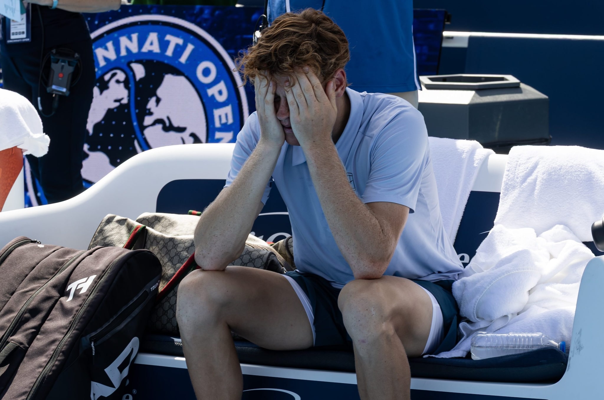Jannik Sinner completamente privo di forze al momento del ritiro contro Alcaraz a Cincinnati