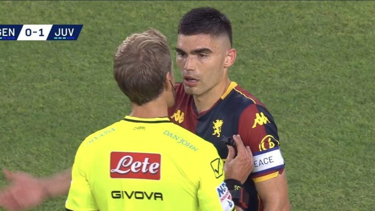 Vazquez del Genoa protesta con l’arbitro Chiffi dopo il gol segnato da Vlahovic.