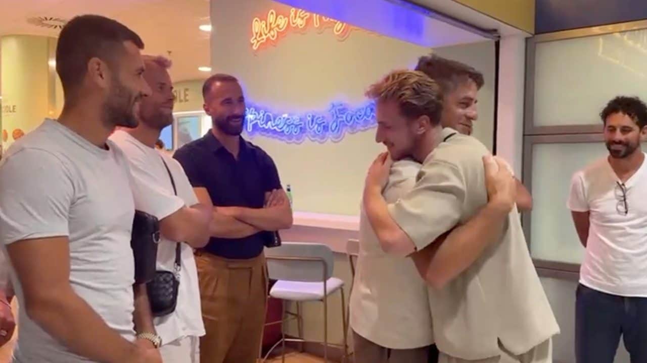 Tutta la squadra del Bari attende Verreth in aeroporto: il gesto bellissimo dopo la morte del figlio