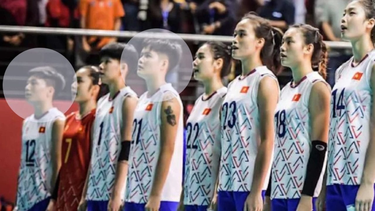 Il Vietnam femminile U20 prima di una delle partite del girone dei Mondiali poi date perse: evidenziate le due giocatrici squalificate