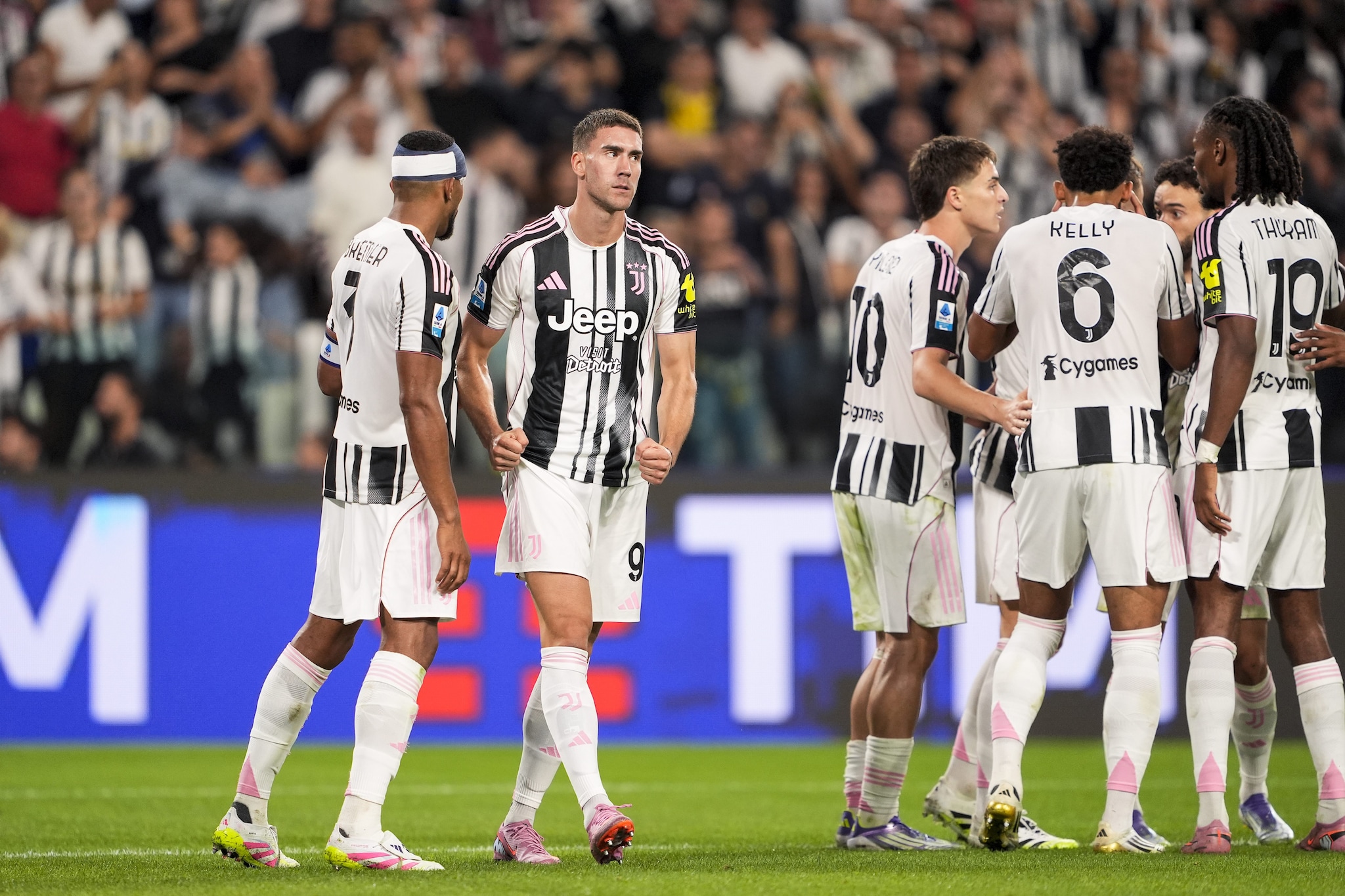 Vlahovic in campo con la Juventus.