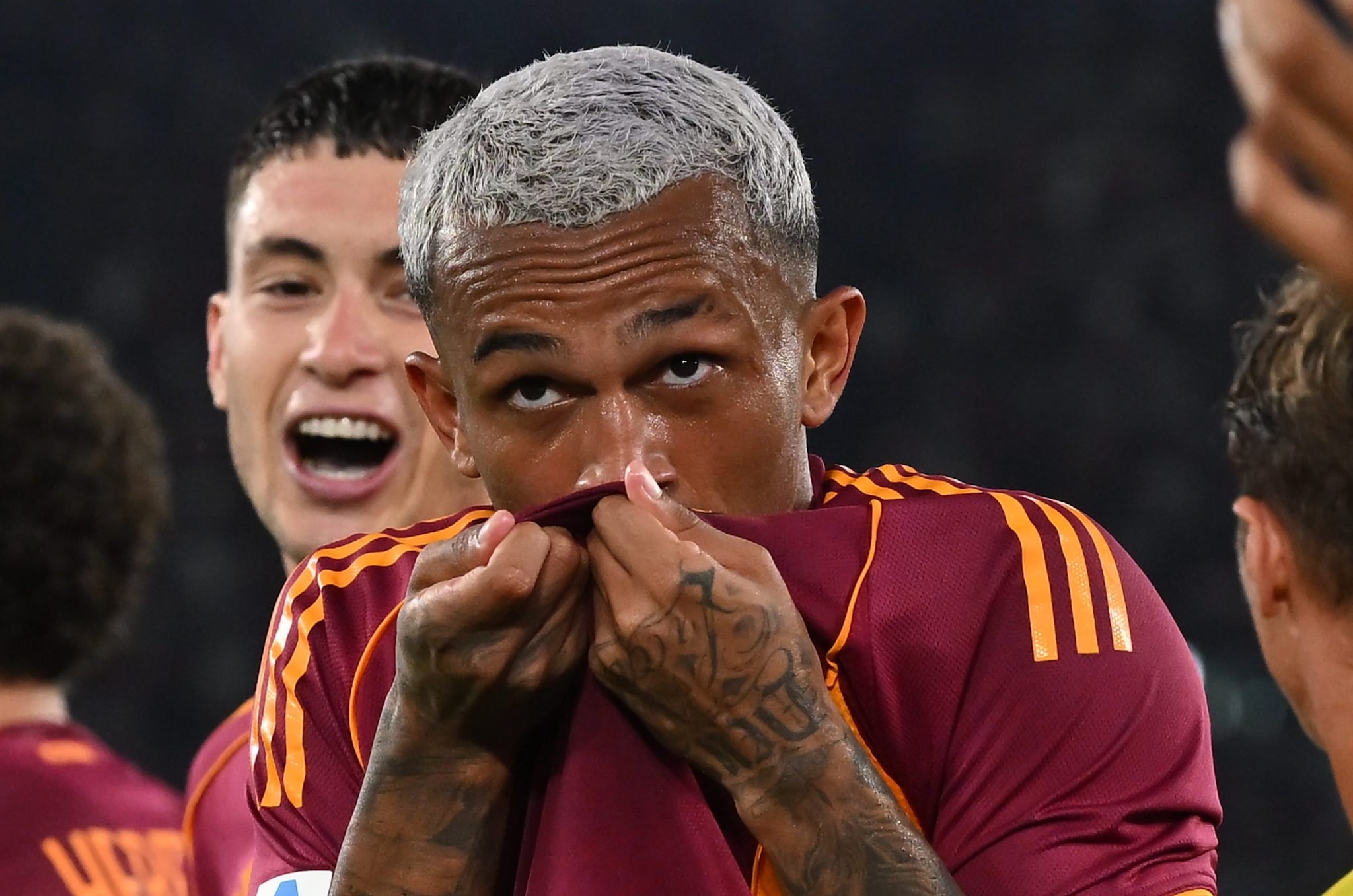 Il nuovo acquisto Wesley decide Roma–Bologna e bacia la maglia giallorossa