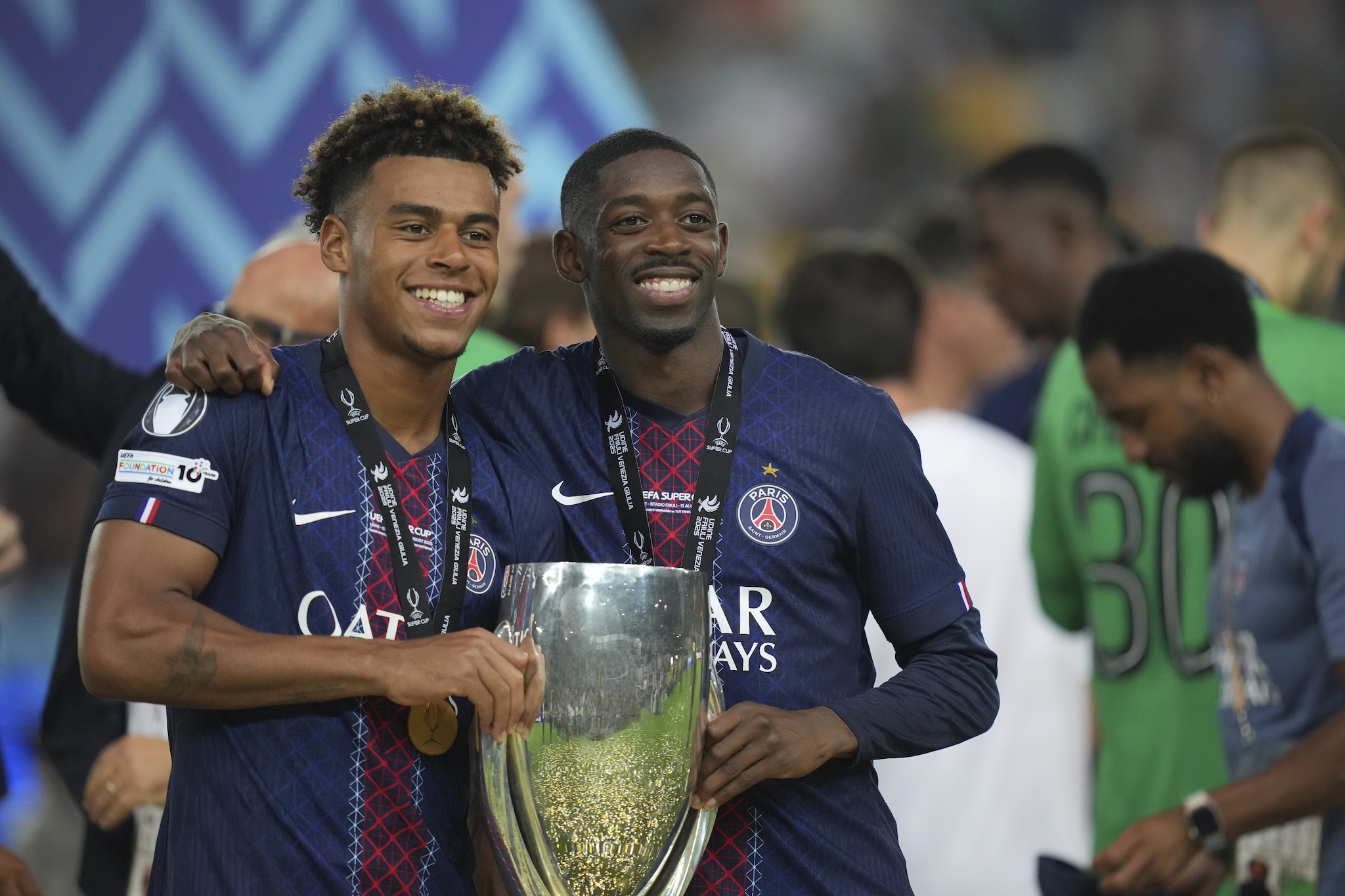 Dembélé festeggia la Champions League vinta con il PSG nella finale contro l’Inter