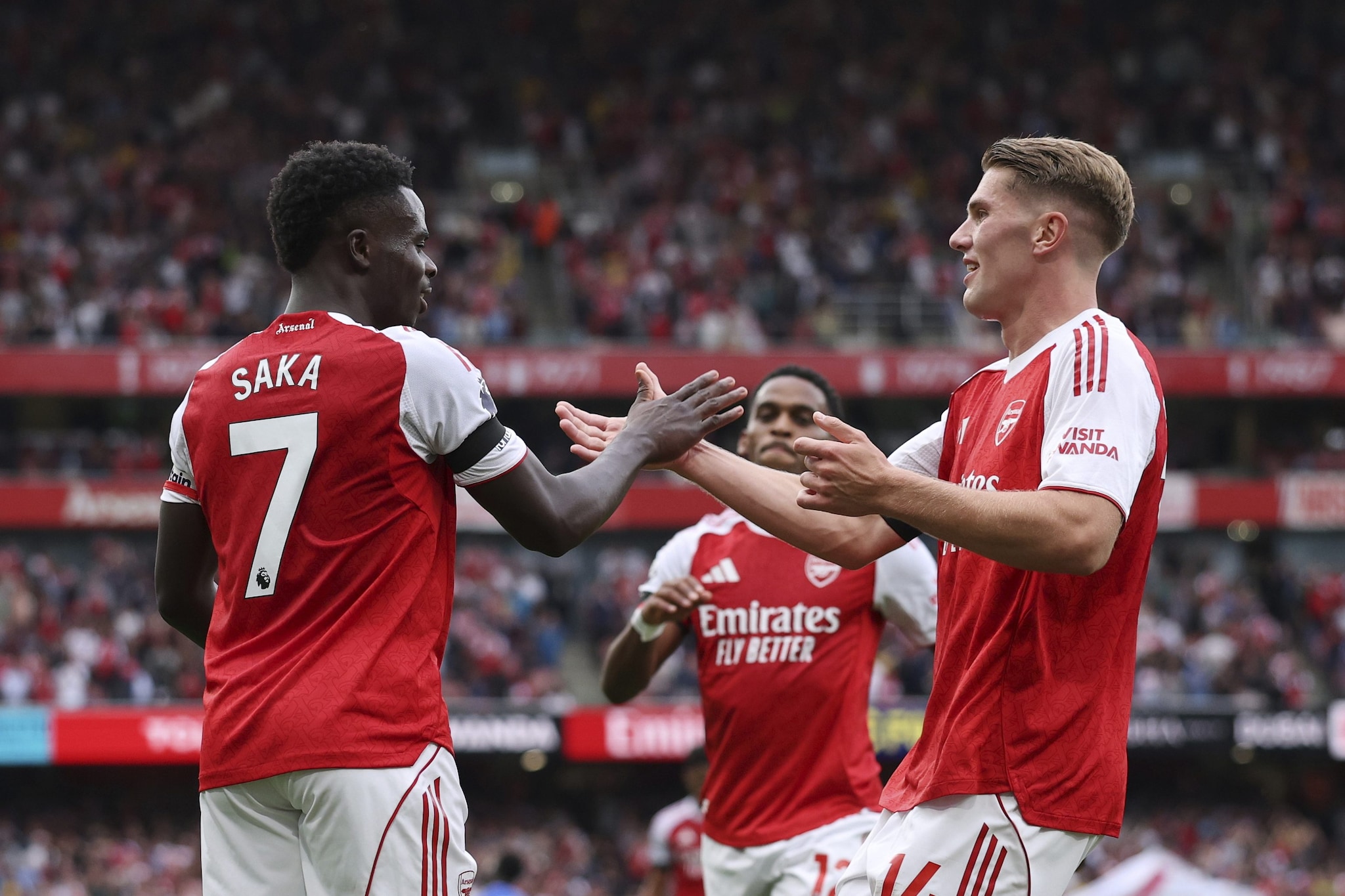 Gyokeres festeggiato dai suoi nuovi compagni all’Arsenal: in 3 gare di Premier ha segnato già 2 gol