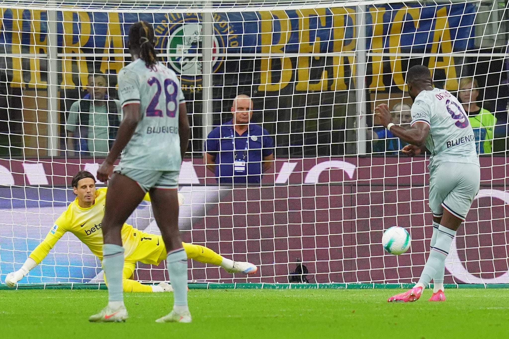 L’attaccante dell’Udinese Davis a segno contro l’Inter.