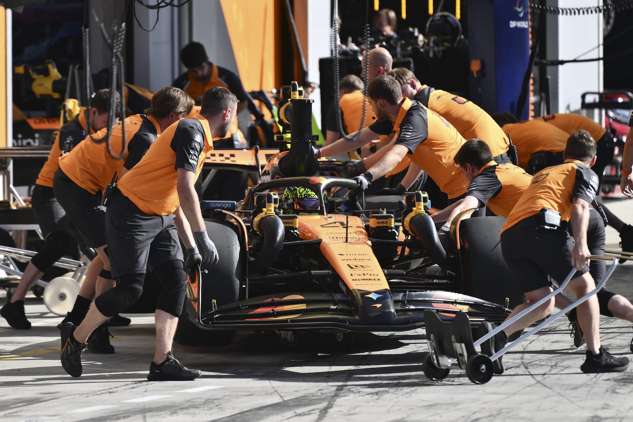 Lando Norris all’uscita dal box a Monza, dove ha avuto un problema all’anteriore sinistra.